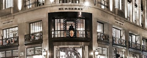 burberry milano sede via montenapoleone|Burberry opens a new store in Milan .